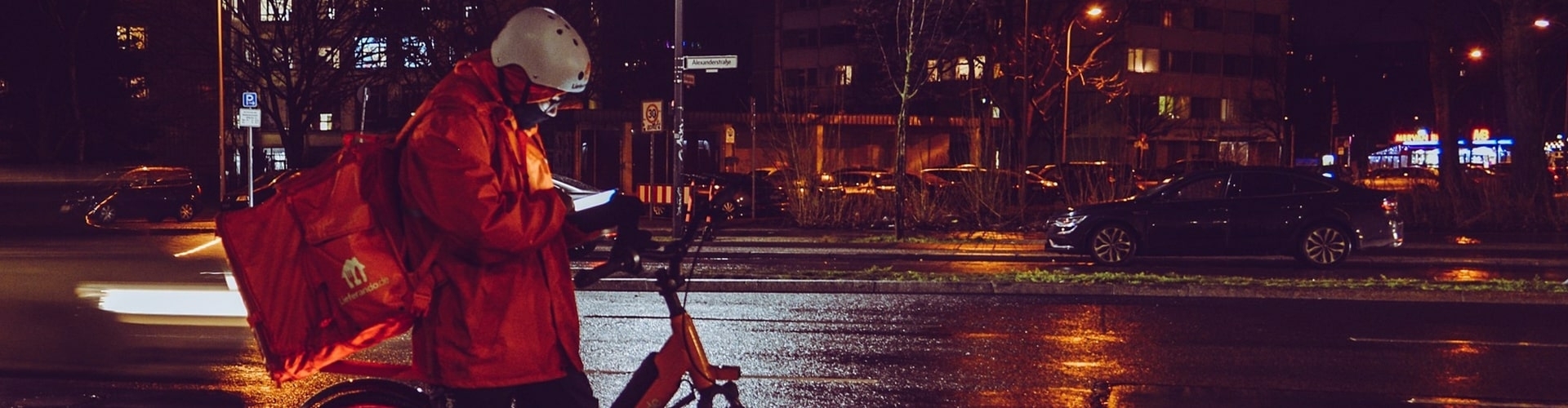 Iemand die met een thuisbezorgd fiets buiten staat met een pinautomaat voor thuisbezorging en afhalen