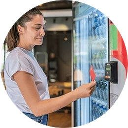 Een vrouw die een contactloze betaling verricht op een unattended pinautomaat