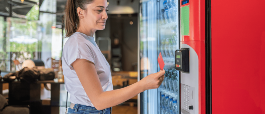 Een vrouw die een contactloze betaling verricht op een unattended CCV IM30 pinautomaat