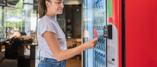 Een vrouw die een contactloze betaling verricht op een unattended pinautomaat