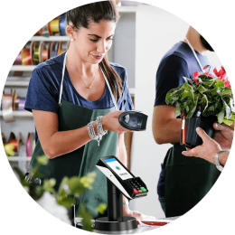 Een ondernemer in een winkel die veelgestelde vragen over retourpinnen kan beantwoorden