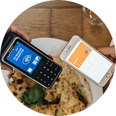Iemand die een contactloze betaling doet op een CCV Mobile V400M
