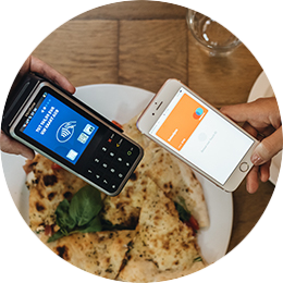 Iemand die een contactloze betaling doet op een CCV Mobile V400M