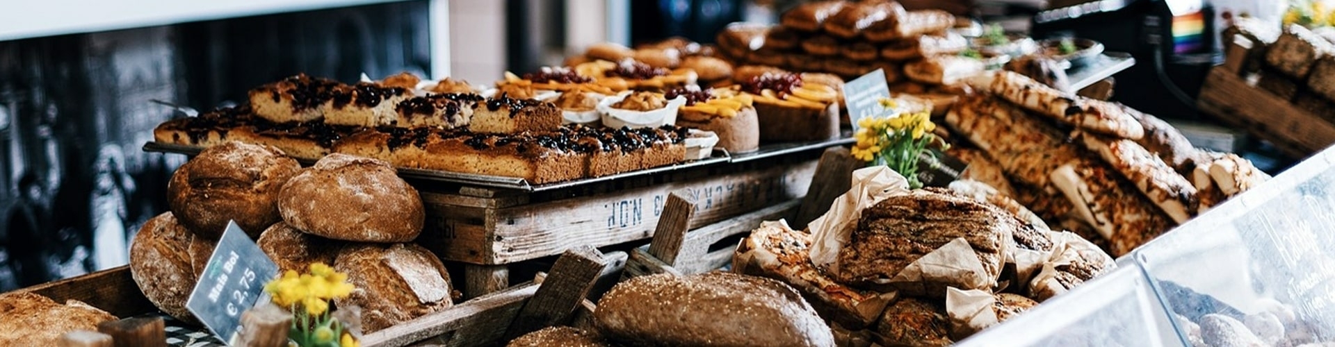Bakkerij met allemaal verschillende broden en een pinautomaat voor de vershandel