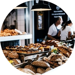 Bakkerij met allemaal verschillende broden en een pinautomaat voor de vershandel