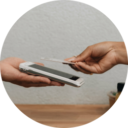Iemand die ee contactloze betaling doet op een CCV Compact A77 en nadenkt over veelgestele vragen debitcard betalingen accepteren