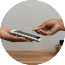 Iemand die een contactloze betaling doet op een CCV Compact A77 en nadenkt over veelgestelde vragen creditcard accepteren
