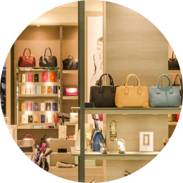 Een modewinkel waarin mensen gebruik maken van uitgesteld pinnen