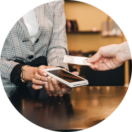 Iemand die een contactloze debitcard betaling verricht op een CCV Compact A77