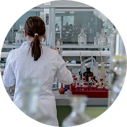Iemand die werkt in een ziekenhuis lab en behoefte heeft aan een pinautomaat voor in de zorg