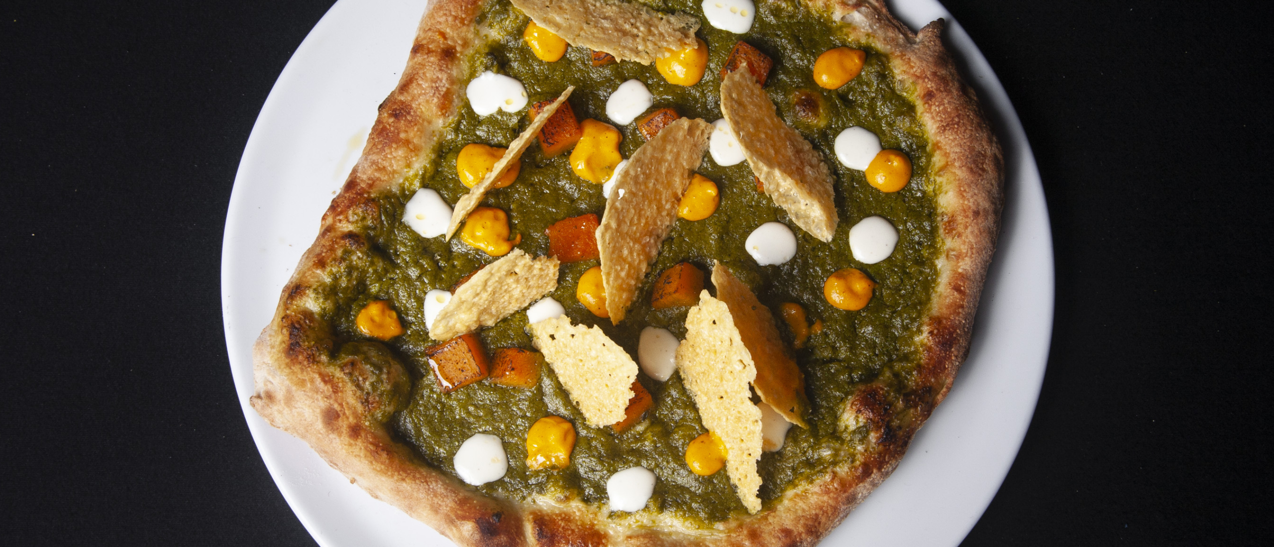 Bekroonde vegetarische pizza met Nederlandse seizoensgroente