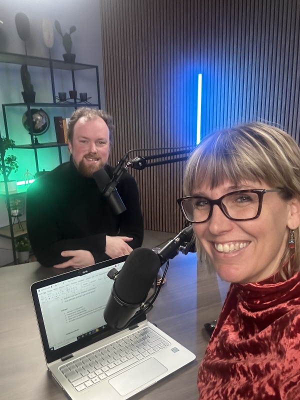 Marleen Toxopeus en Frank de Jong in gesprek over de audiobewerking van podcasts