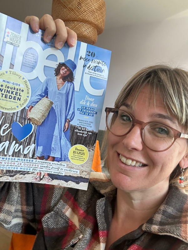 Vrouw laat tijdschrift zien