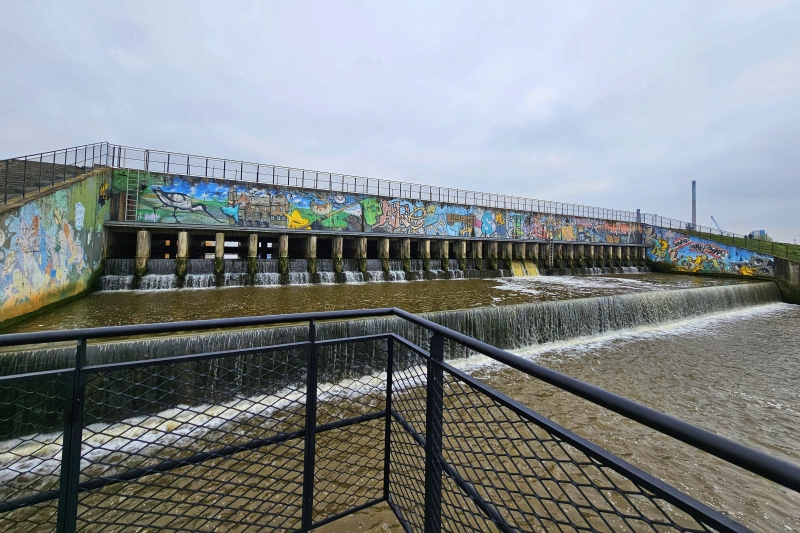 De watervallen van Kruibeke met het graffitikunstwerk