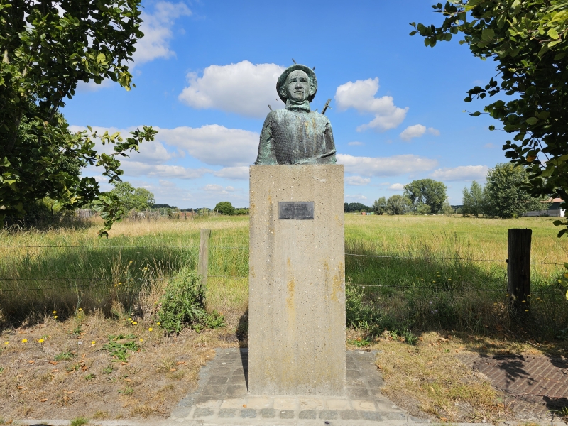 Borstbeeld van André Bogaert op de Durmeboorden wandelroute in Zele Borstbeeld van André Bogaert op de Durmeboorden wandelroute in Zele