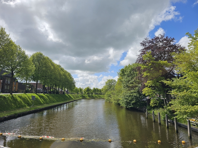 De gracht rond Dokkum in Friesland, Nederland
