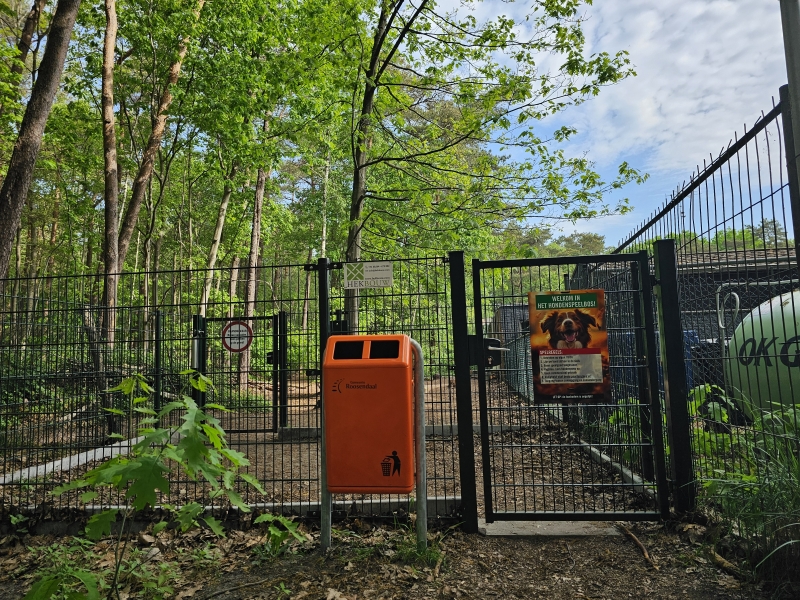 De ingang van het hondenspeelbos in Wouwse Plantage