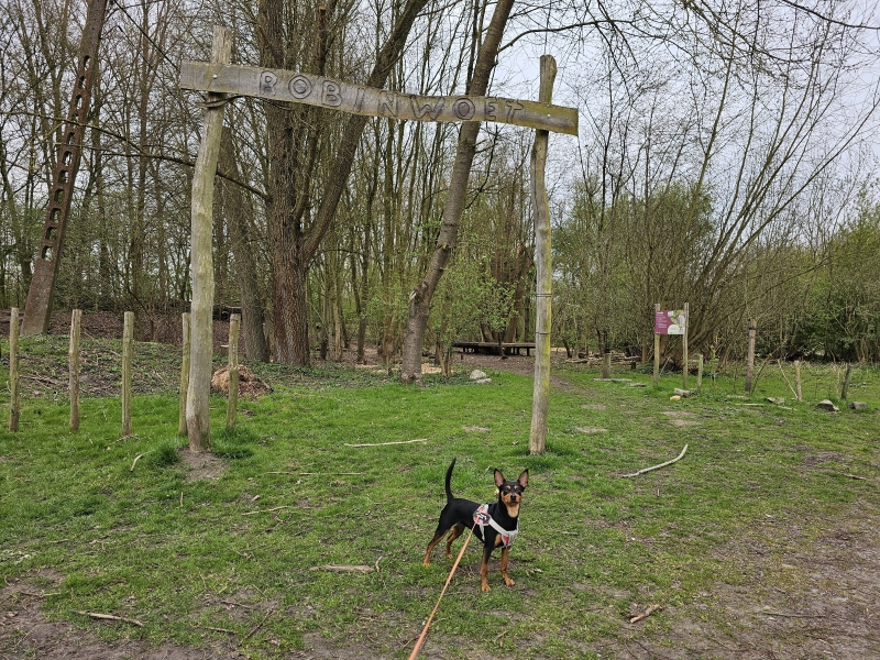 De ingang van het speelbos Robin Woet op de wandelroute in Grembergen, Dendermonde