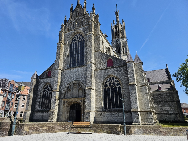 De kerk van Hulst in het centrum tijdens de stadswandeling met je hond