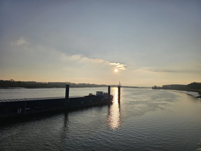 De Schelde in Steendorp, Temse met een ondergaande zon