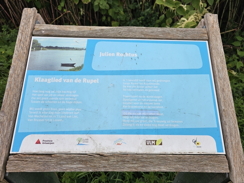 Gedichten op de dijk langs de Rupel in Niel