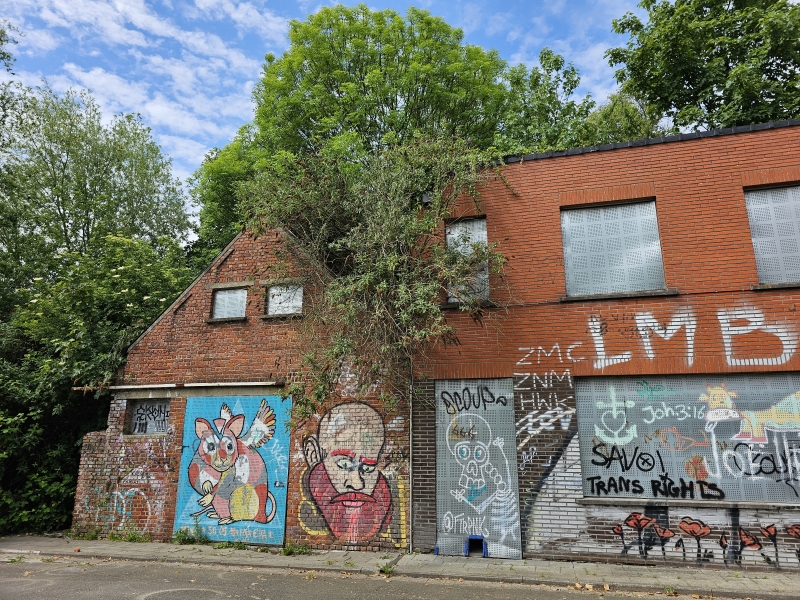 Graffiti in het verlaten dorp Doel in het Waasland