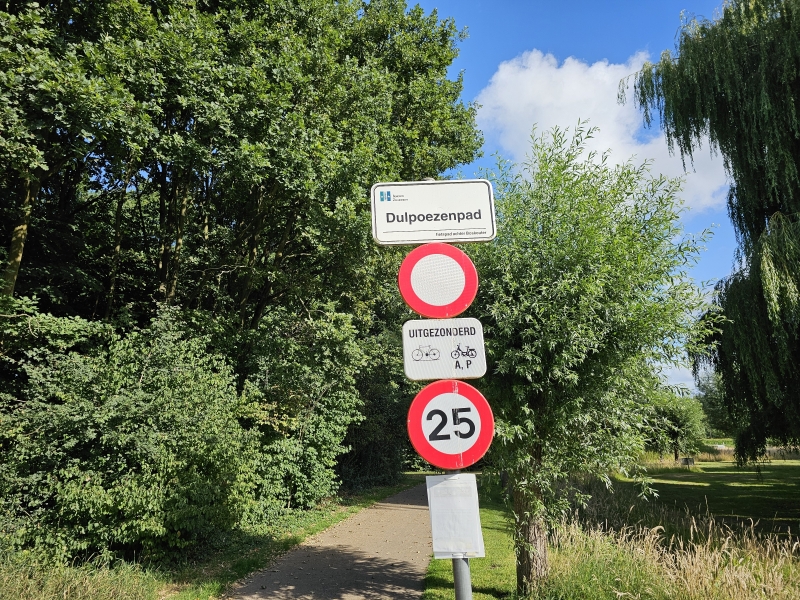 Het dulpoezenpad in het toverbos in Burcht