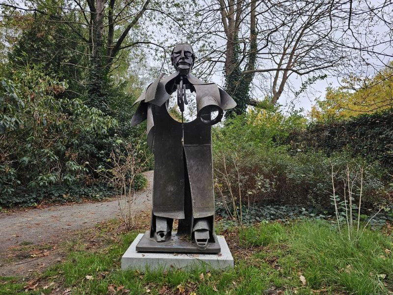 Het middelheimpark in het nachtegalenpark in Antwerpen: wandelen tussen de kunst Het middelheimpark in het nachtegalenpark in Antwerpen: wandelen tussen de kunst