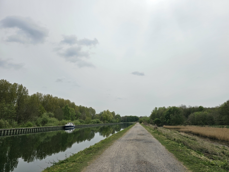 Het wandelpad naast het kanaal Leuven-Dijle tussen Mechelen en Rumst