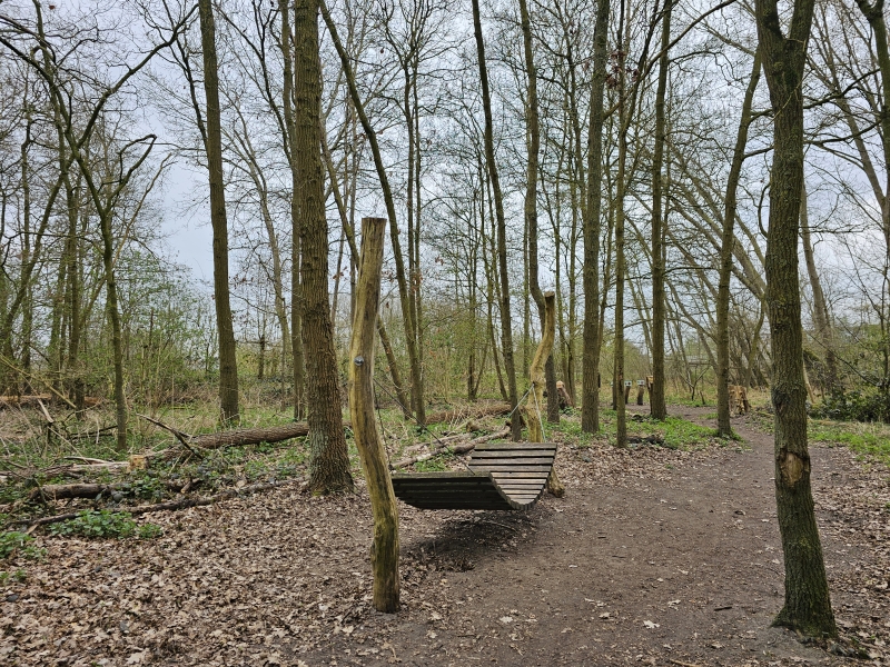 Houten hangmat in het speelbos Robin Woet in Grembergen, Dendermonde