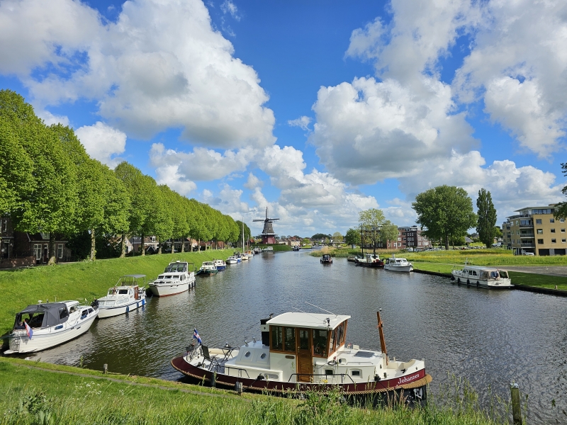 Molens en boten in Dokkum, Friesland