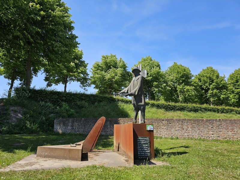 Standbeeld bij de stadswallen in Hulst