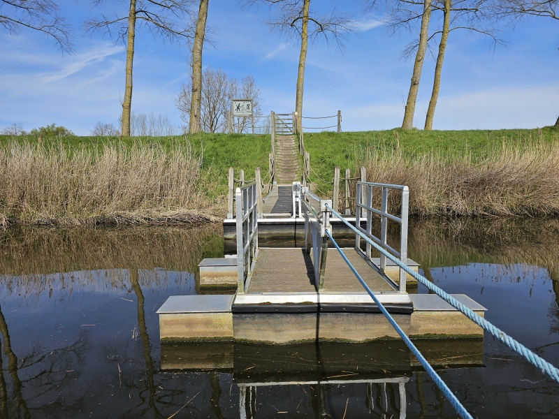 Voetveer over het Leopoldkanaal in Sint-Laureins