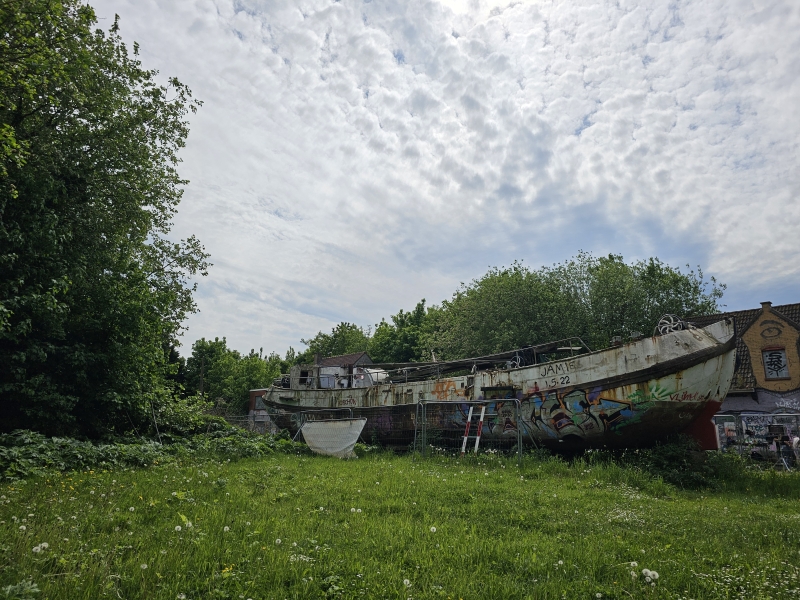 Wandelroute door het verlaten dorp Doel