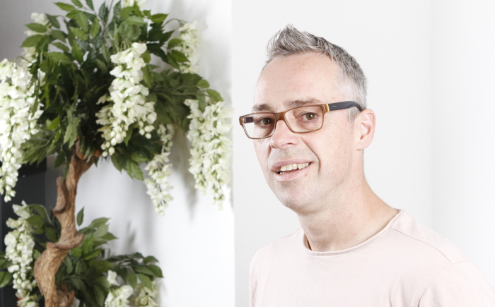 Arny van der Plas, leefstijlcoach bij Praktijk Lichter Leven. Ik begeleid vrouwen die vastlopen in stress en overbelasting naar meer rust, energie en balans — op een manier die past bij hun leven.