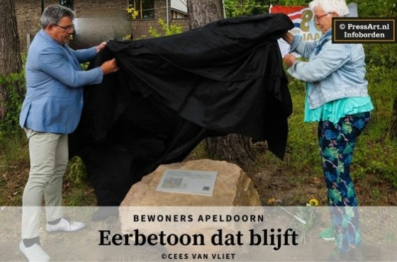 Onthulling van een PressArt-Anno informatiebord bij een monument, duurzaam geplaatst op natuursteen.