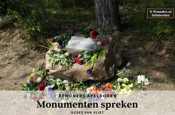 Informatiepaneel van PressArt-Anno onthuld bij een historisch kunstwerk, gemonteerd op een stenen basis.