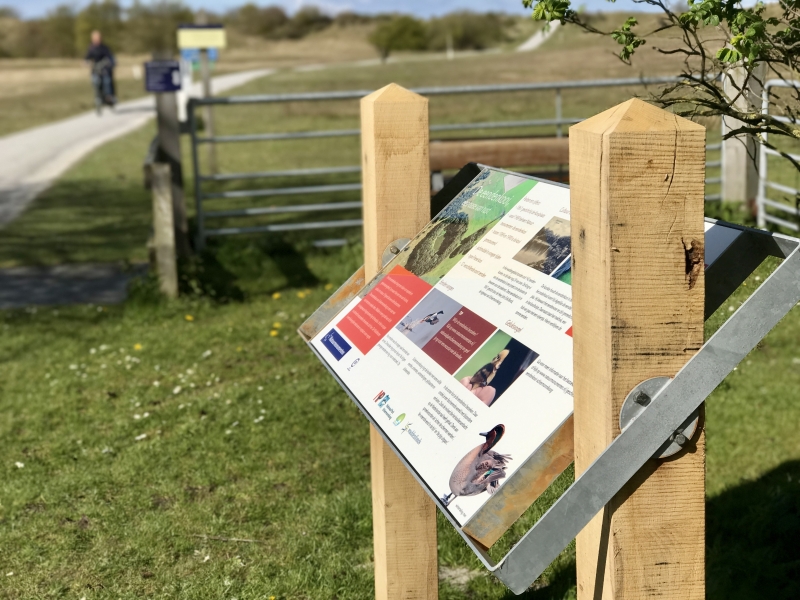 LOG liggende ombouw groot informatiebord vogelkijkhut natuurmonumenten-schiermonnikoog