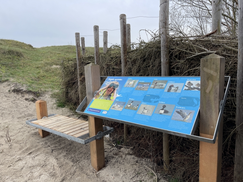 LOG liggende ombouw groot informatiebord vogelkijkhut natuurmonumenten-schiermonnikoog