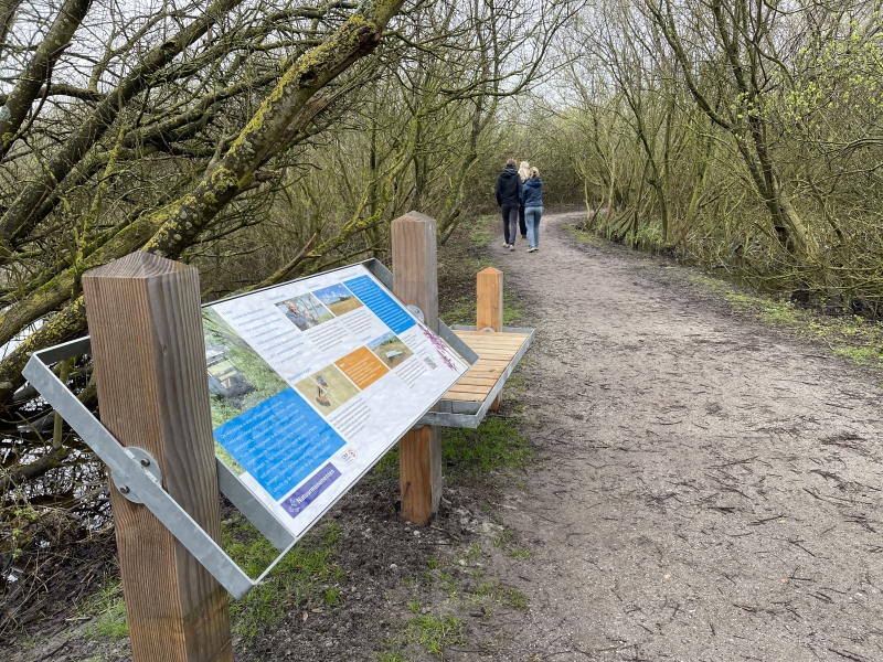 LOG liggende ombouw groot informatiebord vogelkijkhut natuurmonumenten-schiermonnikoog