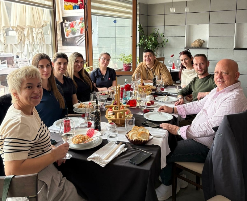 Het team voor medisch toerisme in Durrës dat mij heeft geleerd hoe belangrijk ethische patiëntbegeleiding en transparantie zijn.