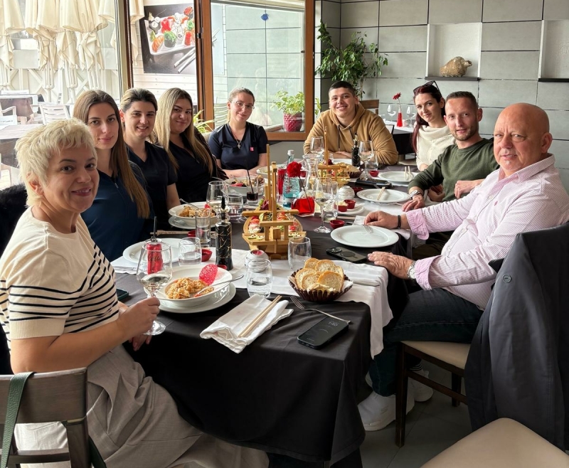 Het team voor medisch toerisme in Durrës dat mij heeft geleerd hoe belangrijk ethische patiëntbegeleiding en transparantie zijn.