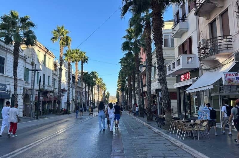 Epidamn Boulevard in Durrës city centre, a lively pedestrian street with cafés, restaurants and shops, featured in our Durrës City Guide.