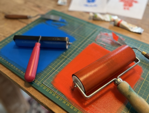 Linosnede inktrollers met rode en blauwe inkt