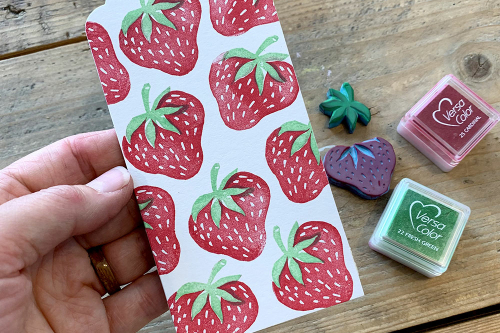 Afbeelding van een label met aardbeien gemaakt met stempels