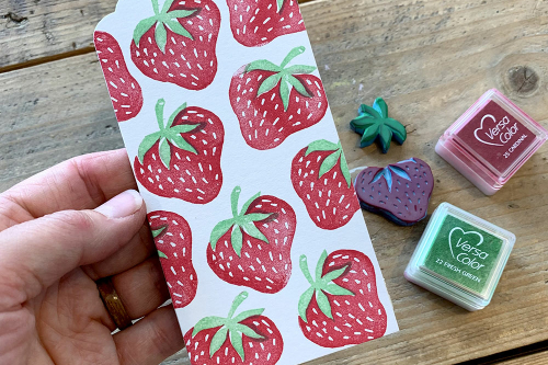 Afbeelding van een label met aardbeien gemaakt met stempels