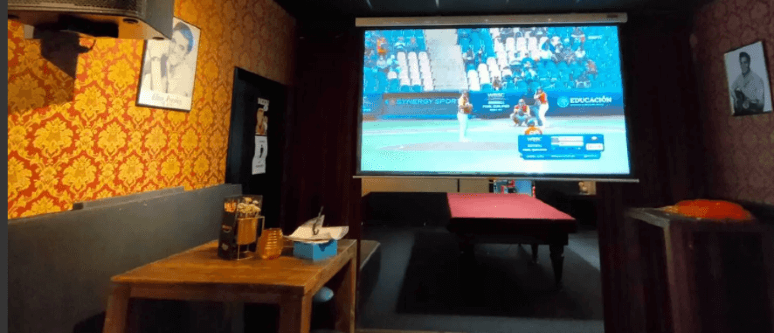 Projectiescherm en projector bij Café Babbelz tijdens het EK