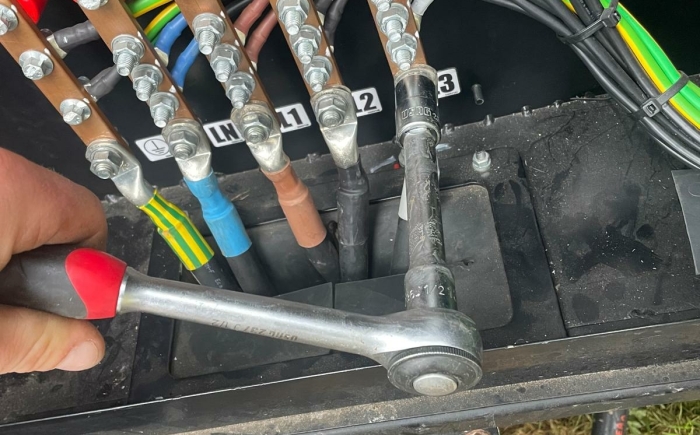 aggregaat aansluiten klemmenstrook