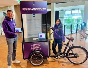 Bakfiets goed te zien met de iPads voor Dubbel Beveiligd campagne