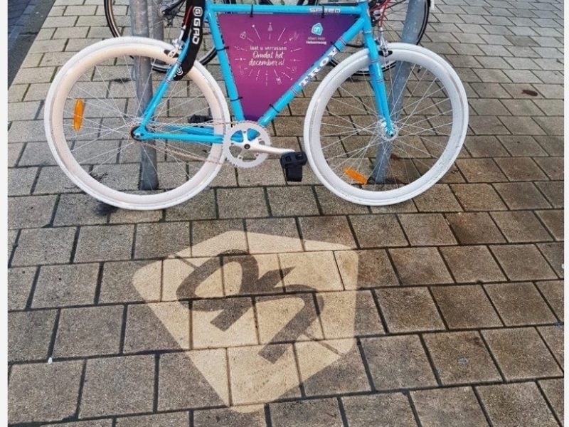 voorbeeld reverse graffiti in combinatie met een bewegwijzerfiets